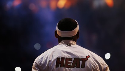 开云网页版-阿森纳防线漏勺，森林狼止血，网友，里昂这是要打NBA？